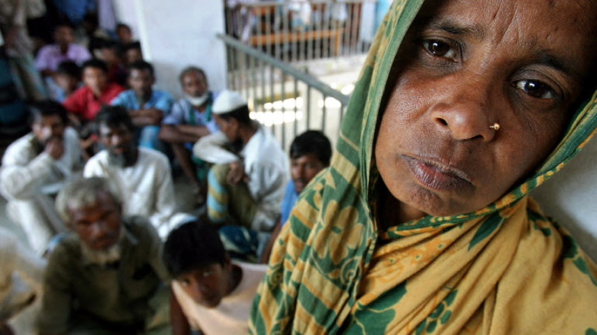 পরিরখাল গ্রামে ঘুর্ণিঝড় আক্রান্তরা ত্রানের অপেক্ষায় আছেন। ফাইল ছবি: এএফপি (২০০৭)