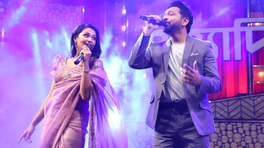 ইত্যাদির মঞ্চে গান গাইছেন ফারিণ-তাহসান। ছবি: সংগৃহীত