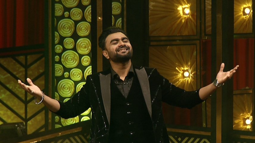 ইত্যাদির মঞ্চে গান গাইছেন ইমরান। ছবি: সংগৃহীত