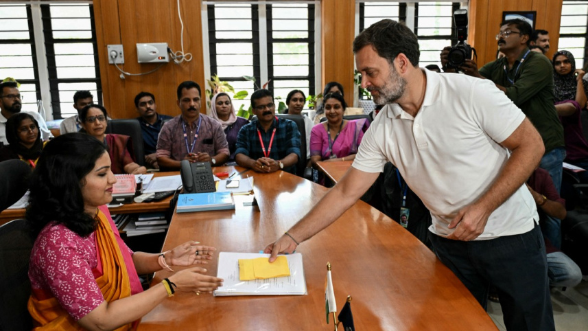 নির্বাচন কমিশনে মনোনয়নপত্র জমা দিচ্ছেন রাহুল গান্ধী। ছবি: এএফপি