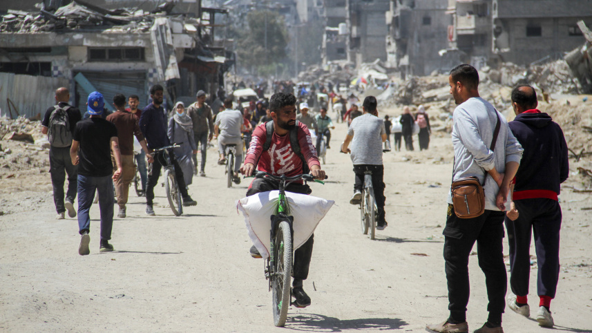 ত্রাণের আশায় জমায়েত হচ্ছেন ফিলিস্তিনিরা। ছবি: রয়টার্স