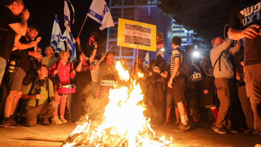 তেল আবিবে বেনিয়ামিন নেতানিয়াহুর বিরুদ্ধে বিক্ষোভ করছেন ইসরায়েলিরা। ছবি: রয়টার্স