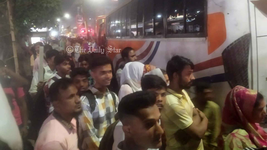 ‘যে টাকা বেতন পাইছি, বাড়ি যাতায়াতেই শ্যাষ’