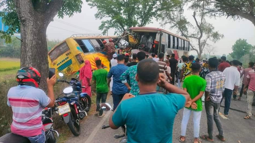 নড়াইলে ২ বাসের সংঘর্ষে চালক নিহত, আহত ২০