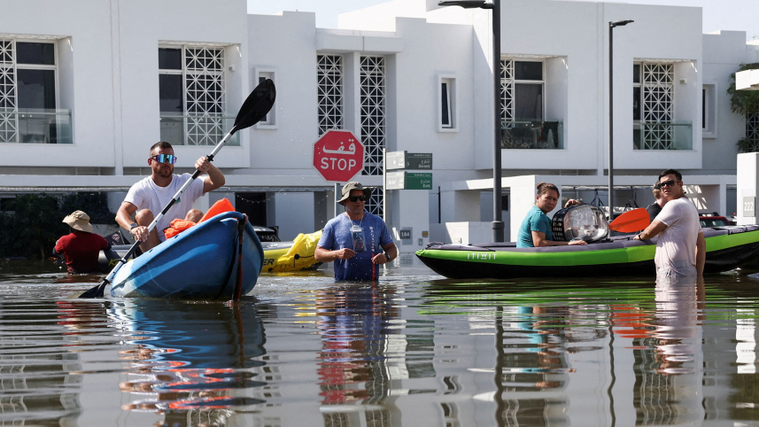 দুবাইর বন্যাকবলিত নাগরিকরা তাদের সহায় সম্বল সরিয়ে নিতে নৌকা ব্যবহার করছেন। ছবি: রয়টার্স