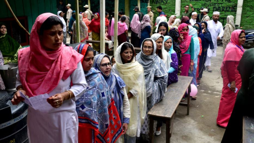 মণিপুর রাজ্যের রাজধানী ইম্ফালের একটি ভোটকেন্দ্রে সারিবদ্ধ হয়ে ভোট দিচ্ছেন ভোটাররা। ছবি: রয়টার্স