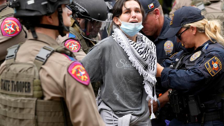 টেক্সাস বিশ্ববিদ্যালয়ে এক বিক্ষোভকারীকে গ্রেপ্তার করছেন পুলিশের সদস্যরা। ছবি: রয়টার্স