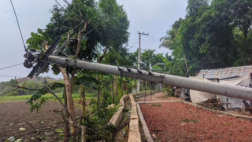 ভূমিধসে বাঘাইছড়ি বিচ্ছিন্ন, ঝড়ের পরে বিদ্যুৎহীন লামা-আলীকদম
