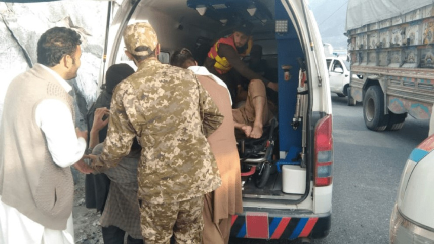 বাস দুর্ঘটনায় আহতদের হাসপাতালে নেওয়া হচ্ছে। ছবি: ডন