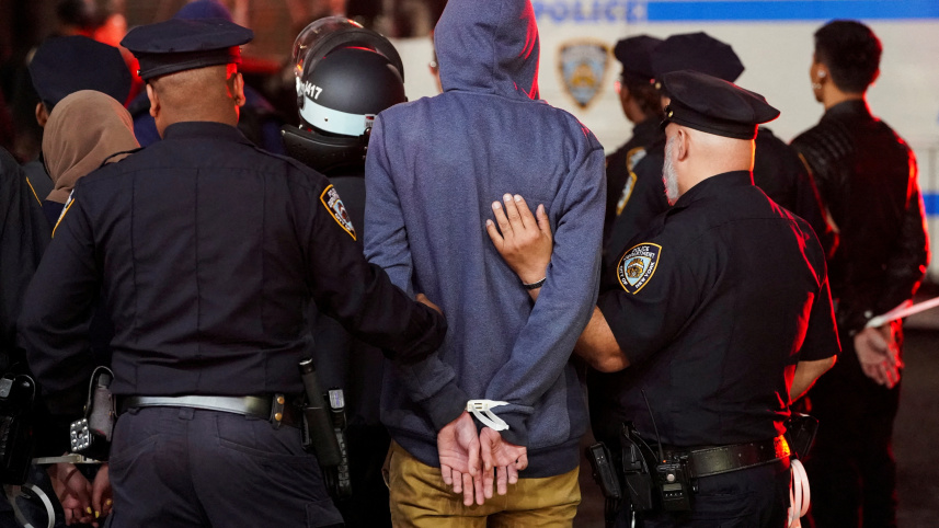 কলাম্বিয়া বিশ্ববিদ্যালয়ের এক বিক্ষোভকারী শিক্ষার্থীকে গ্রেপ্তার করেছে পুলিশ। ছবি: রয়টার্স