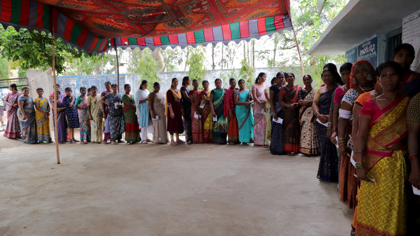 লোকসভা নির্বাচনের চতুর্থ ধাপে তেলেঙ্গানা রাজ্যের রাঙ্গারেড্ডি জেলায় ভোটাররা ভোট দিচ্ছেন। ছবি: রয়টার্স