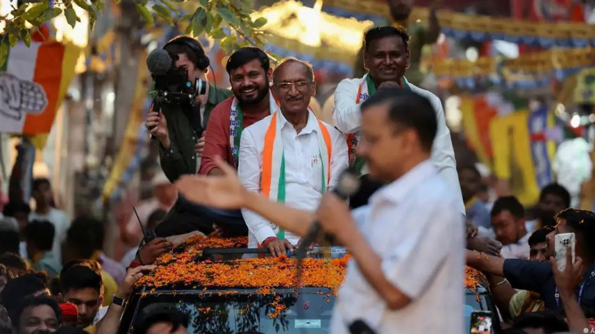 কেজরিওয়ালের রোড শো। সঙ্গে তিন কংগ্রেস প্রার্থী কানহাইয়া কুমার, উদিত রাজ এবং জয়প্রকাশ আগরওয়াল। ছবি: রয়টার্স