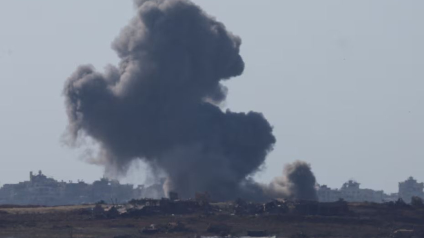 উত্তর গাজায় ইসরায়েলি বোমা হামলার পর বিস্ফোরণ। ছবি: রয়টার্স