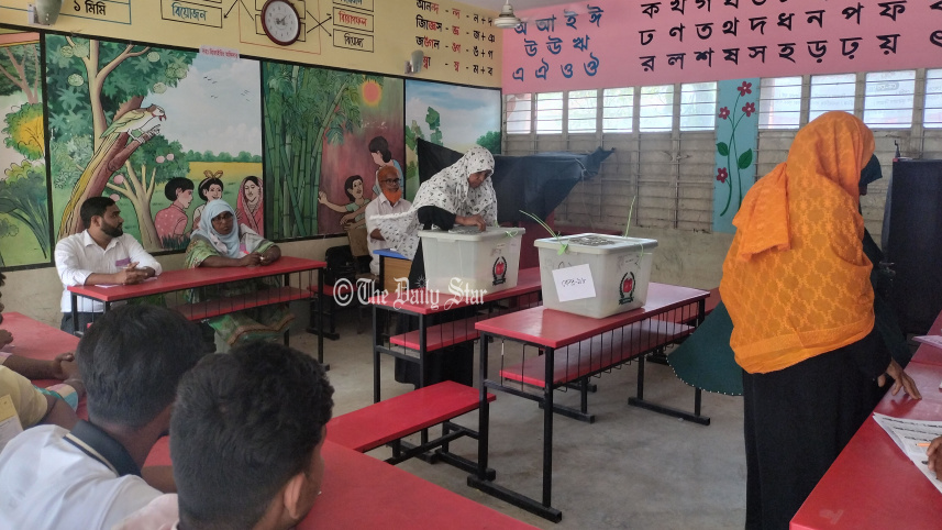 দ্বিতীয় ধাপে ১৫৬ উপজেলায় ভোটগ্রহণ চলছেদ্বিতীয় ধাপে ১৫৬ উপজেলায় ভোটগ্রহণ চলছে