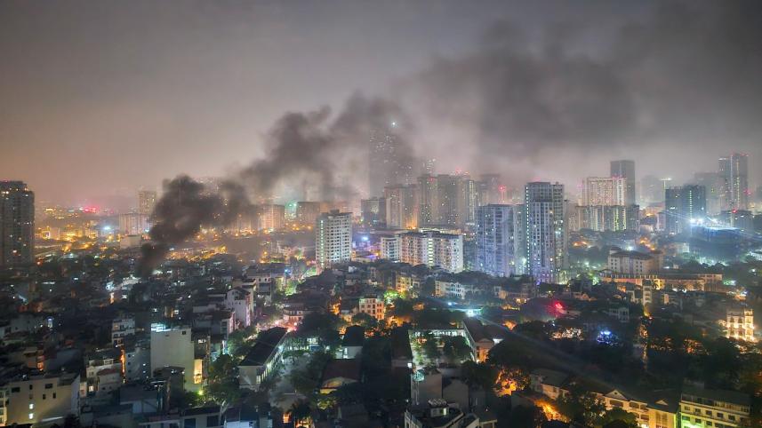 হ্যানয়ের অ্যাপার্টমেন্ট ভবনে অগ্নি দুর্ঘটনায় ১৪ জন নিহত হয়েছেন। ছবি: এএফপি