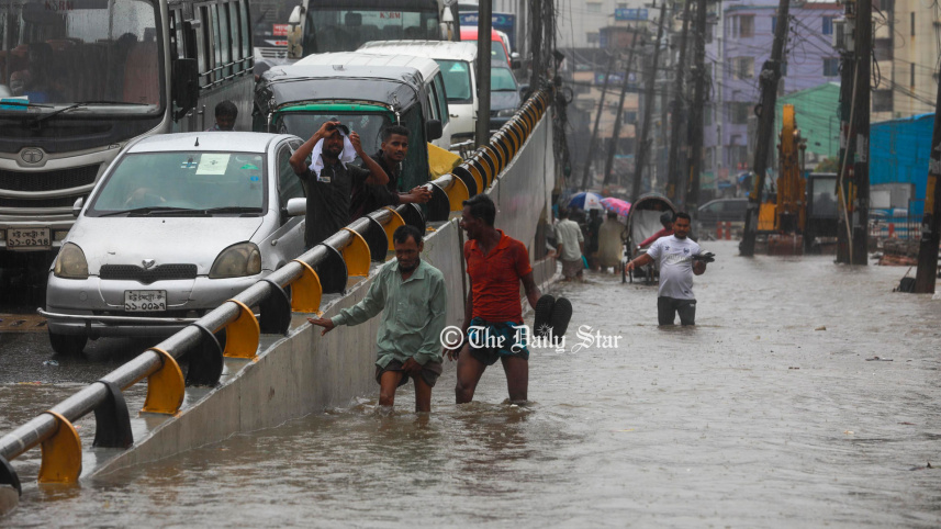 ভারী বৃষ্টিতে চট্টগ্রাম নগরীর নিম্নাঞ্চলে জলাবদ্ধতা
