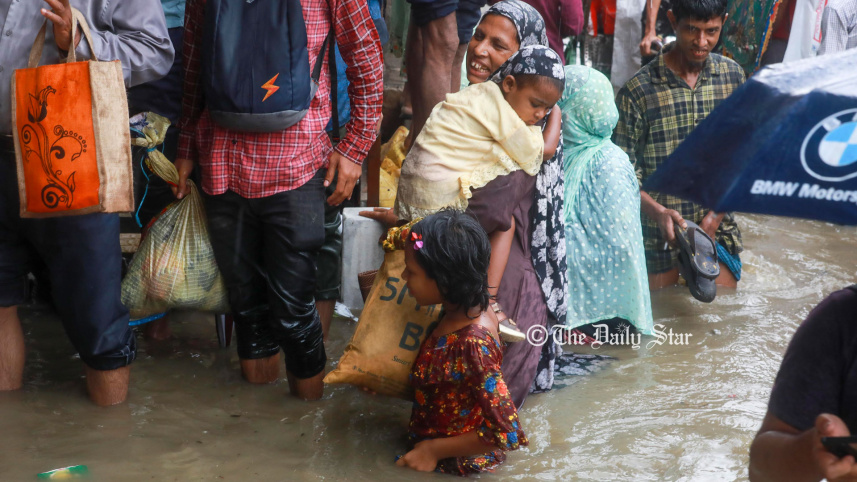 ভারী বৃষ্টিতে চট্টগ্রাম নগরীর নিম্নাঞ্চলে জলাবদ্ধতা