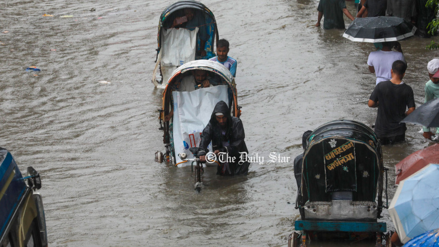 ভারী বৃষ্টিতে চট্টগ্রাম নগরীর নিম্নাঞ্চলে জলাবদ্ধতা