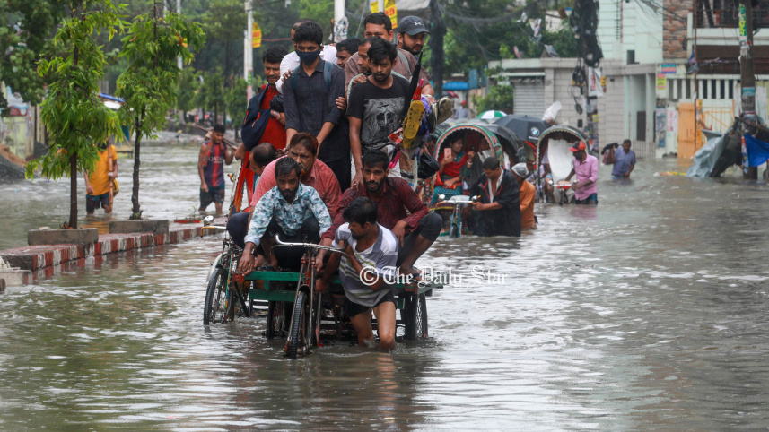 ভারী বৃষ্টিতে চট্টগ্রাম নগরীর নিম্নাঞ্চলে জলাবদ্ধতা