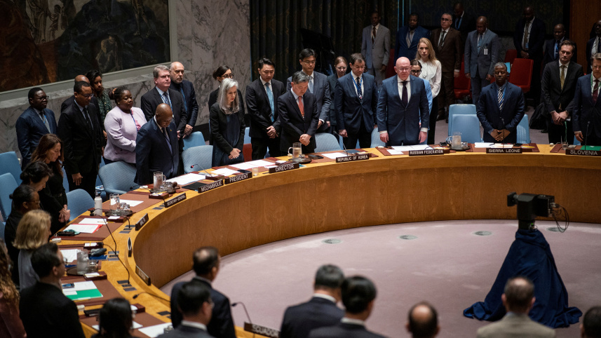 দাঁড়িয়ে থেকে নীরবতা পালন করে ইরানের রাষ্ট্রপতি রাইসির বিদেহী আত্মার প্রতি সম্মান জানাচ্ছেন নিরাপত্তা কাউন্সিলের সদস্যরা। ছবি: রয়টার্স 