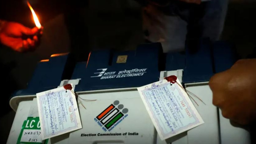 ভারতে ইভিএম মেশিনে ভোট গণনা হয়। ছবি: ডয়চে ভেলে