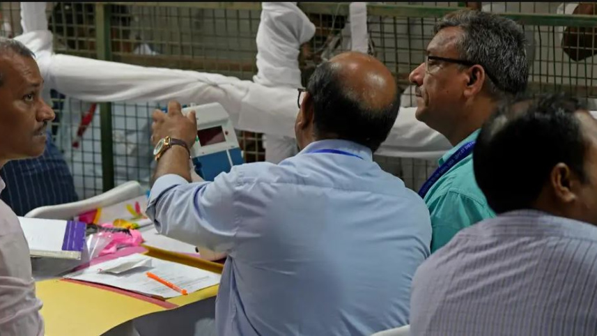 আজ স্থানীয় সময়য় সকাল ৮টা থেকে ভোট গণনা শুরু হয়েছে। ছবি: ডয়চে ভেলে