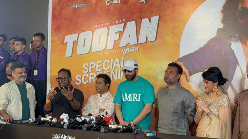 একসঙ্গে 'তুফান' দেখলেন শাকিব-চঞ্চল-শুভ। ছবি: সংগৃহীত