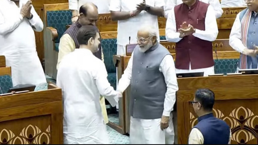 লোকসভায় বিরল মুহুর্তে মোদি-রাহুল। ছবি: এক্স থেকে সংগৃহীত