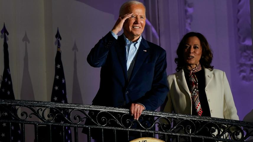 মার্কিন স্বাধীনতা দিবস উপলক্ষ্যে আয়োজিত অনুষ্ঠানে বাইডেন ও ভাইস প্রেসিডেন্ট কামালা হ্যারিস। ছবি: রয়টার্স