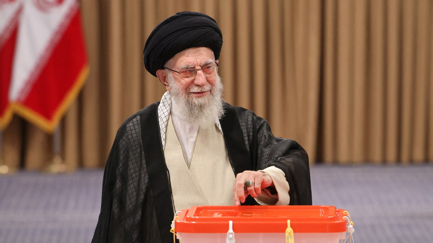 ভোট দেওয়ার পর ছবির জন্য পোজ দেন খামেনি। ছবি: এএফপি