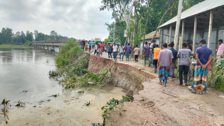 বন্যার পানির চাপে ধলেশ্বরী নদীর ওপর নির্মিত চারাবাড়ি সেতুর সংযোগ সড়ক ভেঙে যাওয়ায় পশ্চিম টাঙ্গাইলের সঙ্গে সড়ক যোগাযোগ একপ্রকার বিচ্ছিন্ন হয়ে পড়েছে। 