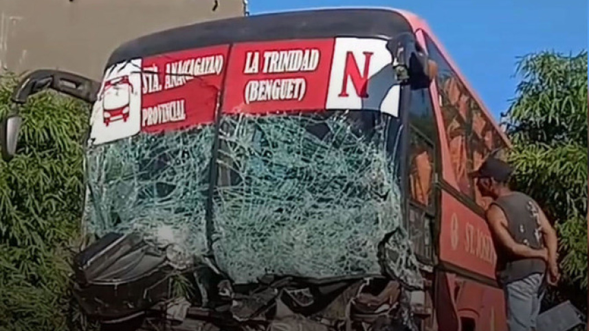 ফিলিপাইনে পিকআপ-বাস সংঘর্ষে একই পরিবারের ১১ সদস্য নিহত হলেও প্রাণে বেঁচে যান বাসের যাত্রীরা। ছবি: সংগৃহীত 