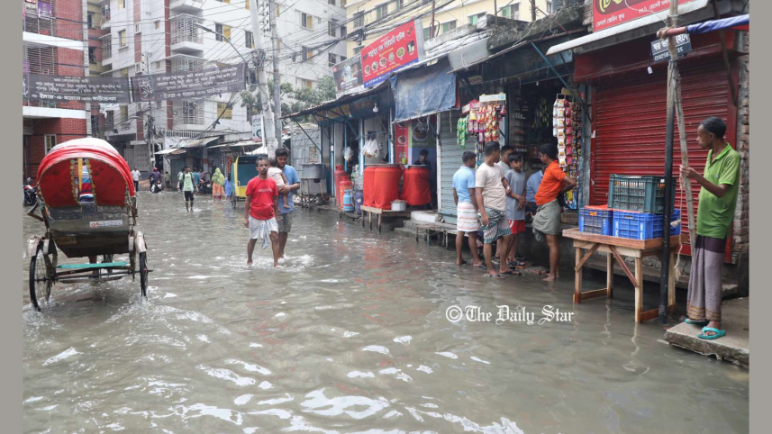 সড়কে বৃষ্টির পানি