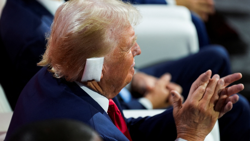 কানে ব্যান্ডেজ লাগিয়ে রিপাবলিকান কনভেনশনে যোগ দেন ট্রাম্প। ছবি: রয়টার্স