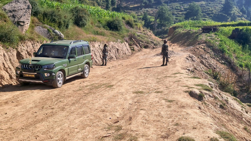 জম্মুর ডোডা জেলায় জঙ্গিবিরোধী অভিযান শেষে ঘটনাস্থল পাহারা দিচ্ছেন ভারতীয় সেনারা। ছবি: এএফপি