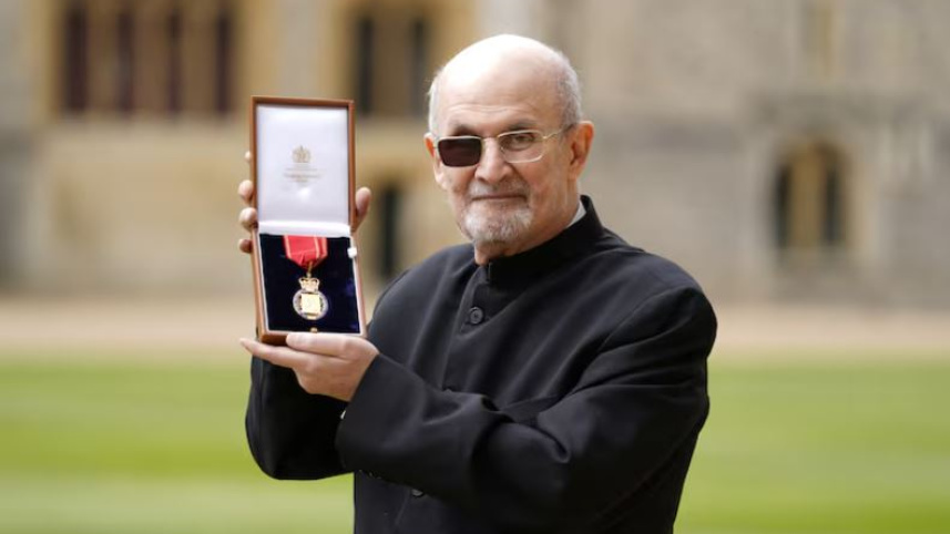 নতুন বই হাতে সালমান রুশদি। ছবি: রয়টার্স