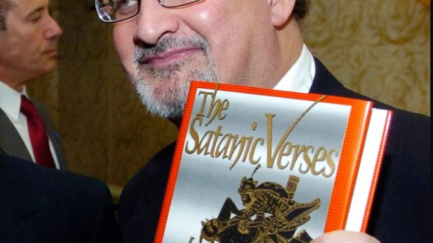 স্যাটানিক ভার্সেস হাতে সালমান রুশদি। ছবি: রয়টার্স