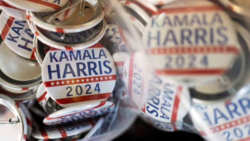 কমলার প্রচারণায় ব্যবহৃত বাটন। ছবি: Reuters 