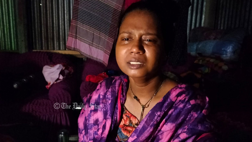 বাবার কবরের পাশে দাঁড়িয়ে থাকে আয়াত