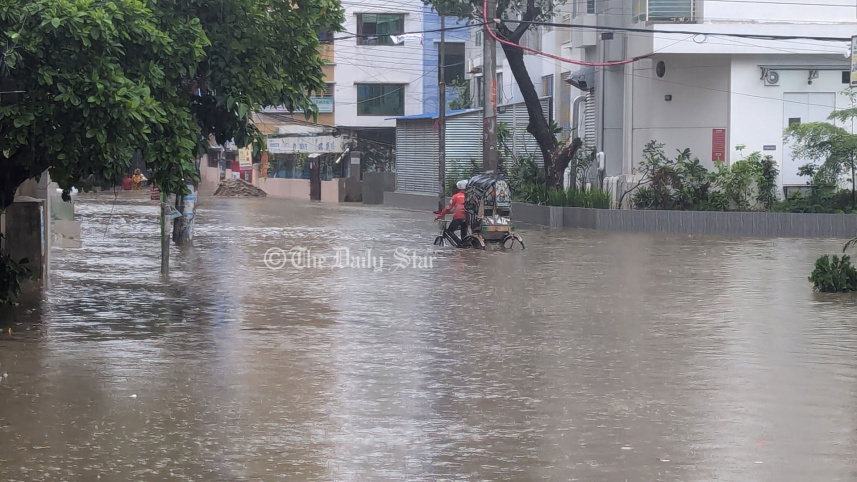 টানা বৃষ্টিতে চট্টগ্রামের নিম্নাঞ্চলে জলাবদ্ধতা