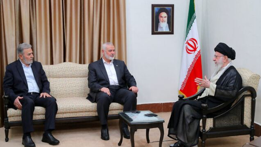 খামেনির সঙ্গে বৈঠক করছেন হানিয়া ও ইসলামিক জিহাদের নেতা জিয়াদ নাখালেহ। ছবি: রয়টার্স (৩০ জুলাই, ২০২৪) 