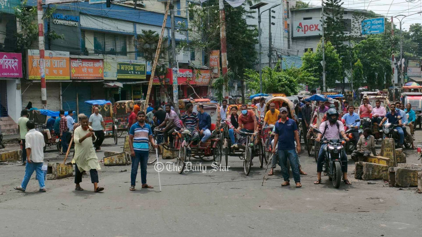 বগুড়ায় থানায় পুলিশ-শহরে ট্রাফিক নেই, যানজট নিরসনে কাজ করছে ছাত্র-জনতা