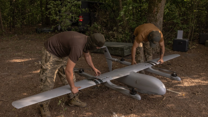 রুশ ভূখণ্ডে হামলার জন্য প্রস্তুত হচ্ছে ইউক্রেনীয় ড্রোন। ছবি: রয়টার্স
