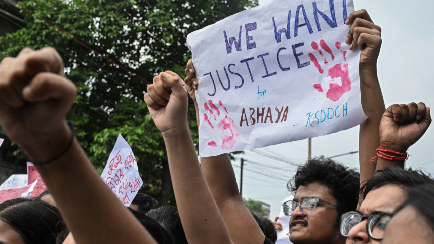 কলকাতায় চিকিৎসক ধর্ষণ-হত্যার প্রতিবাদে বিক্ষোভ। ছবি: এএফপি