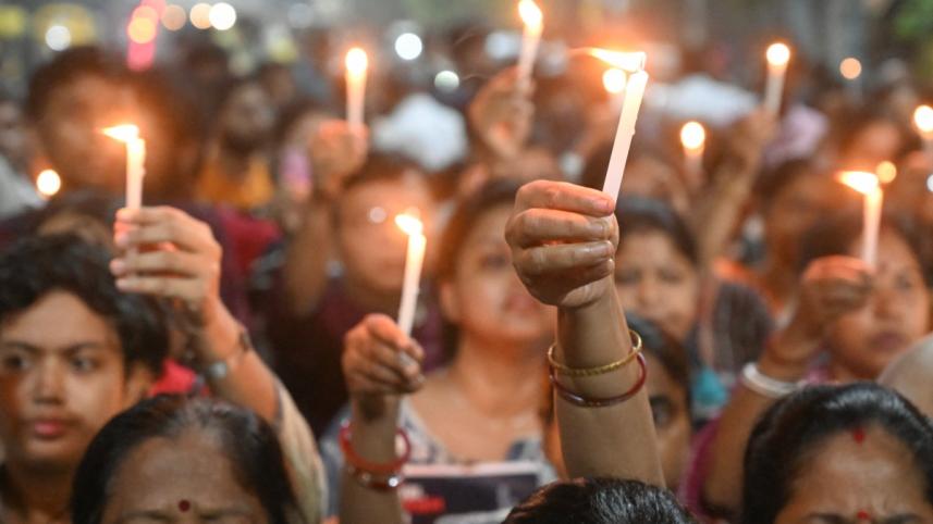 কলকাতায় চিকিৎসক ধর্ষণ-হত্যার প্রতিবাদে বিক্ষোভ। ছবি: এএফপি