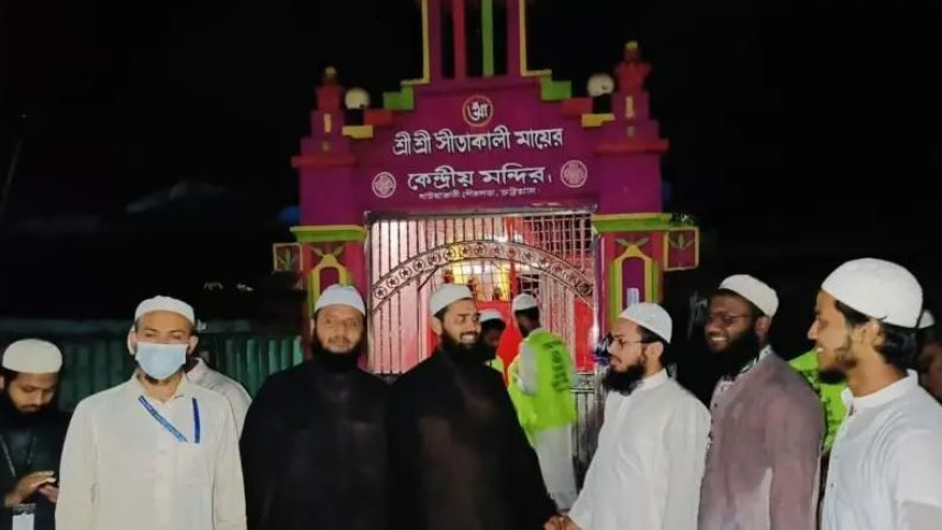 মন্দির পাহারায় মইনুল (বাঁদিক থেকে তৃতীয়)। ছবি: সংগৃহীত