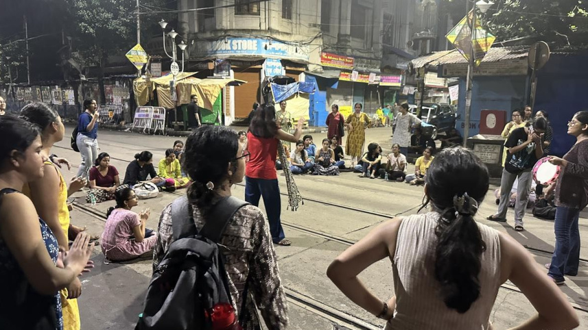 রাত তিনটার সময়ও কলেজ স্ট্রিটে চলছিল 'রাত দখল' কর্মসূচি। ছবি: ডয়চে ভেলে