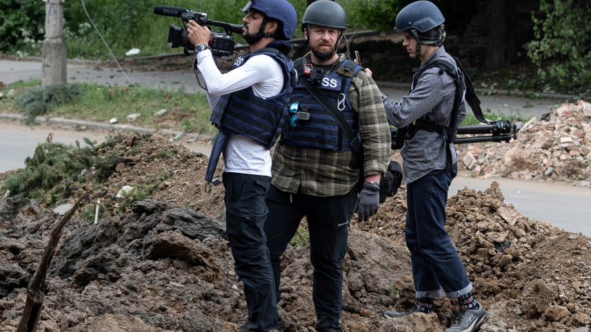 সহকর্মীদের সঙ্গে সংবাদ সংগ্রহে কাজ করছেন রয়টার্সের নিরাপত্তা উপদেষ্টা রায়ান ইভান্স। ফাইল ছবি: রয়টার্স