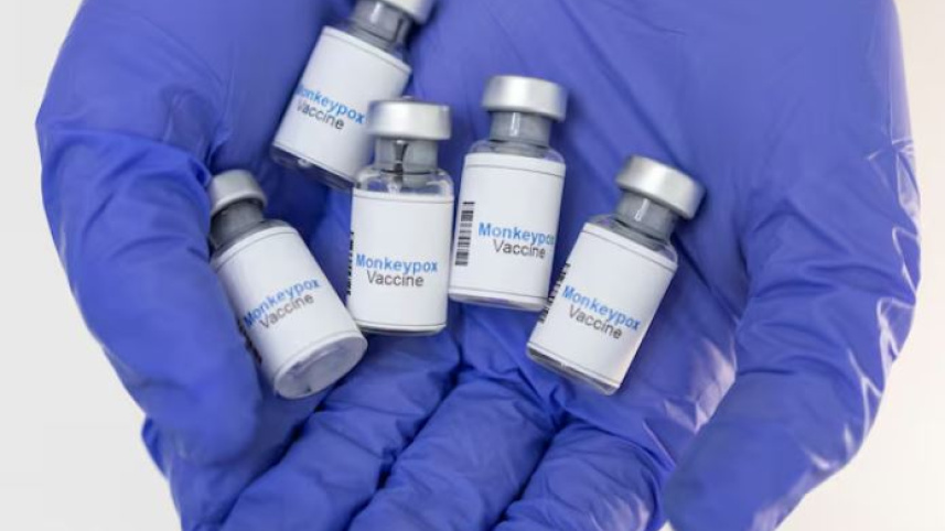 এমপক্স ভ্যাকসিনের মক-আপ (নমুনা)। প্রতীকী ছবি: রয়টার্স