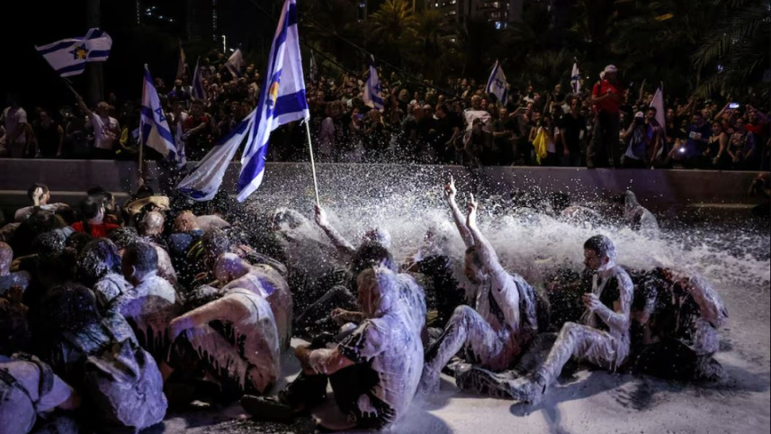 তেল আবিবে বিক্ষোভকারীদের ওপর জল কামান নিক্ষেপ। ছবি: রয়টার্স